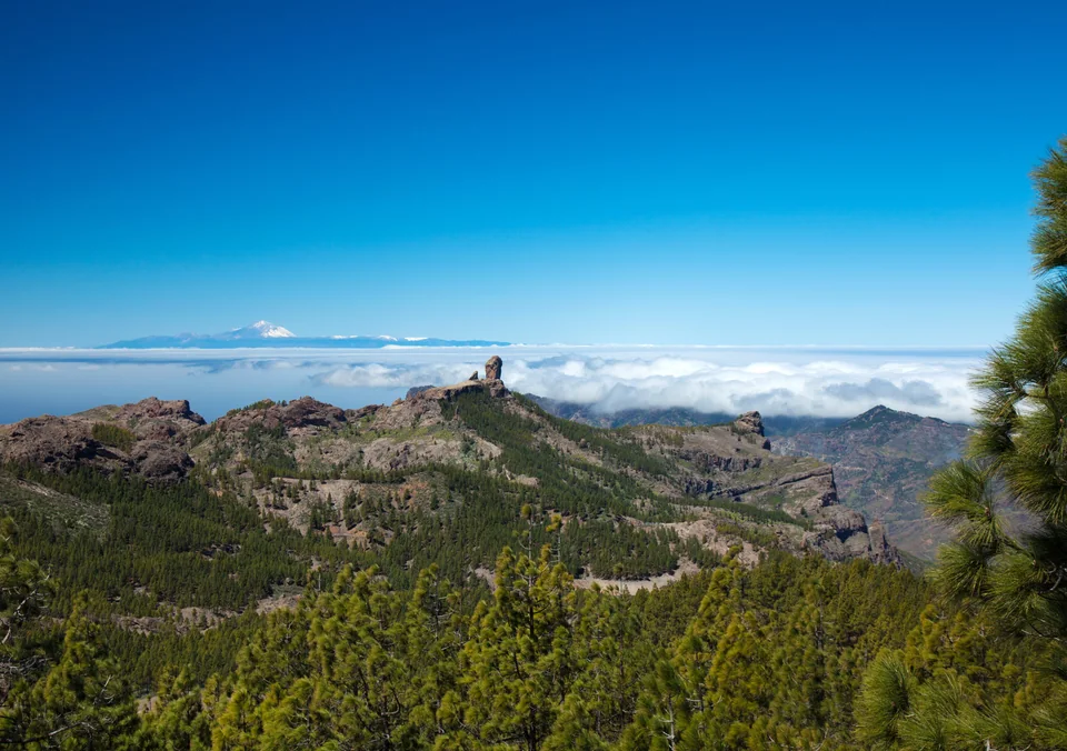 Vista desde Gran Canaria hacia Roque Nublo y el Teide en Tenerife