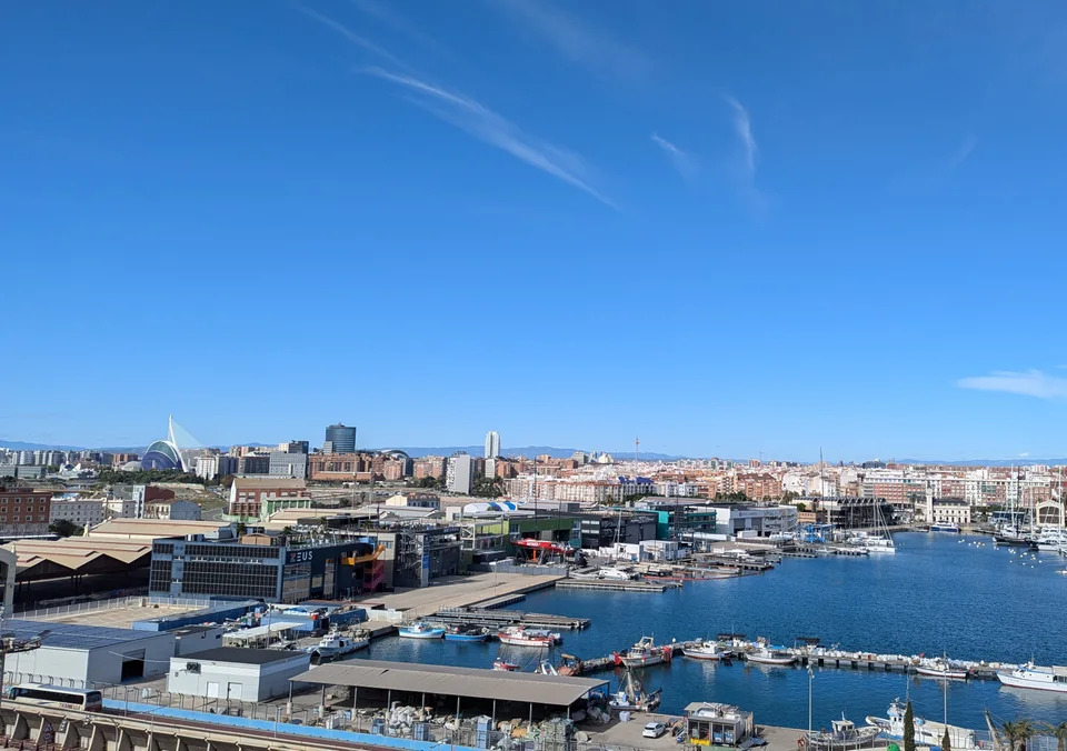 Vista del puerto y del skyline de Valencia